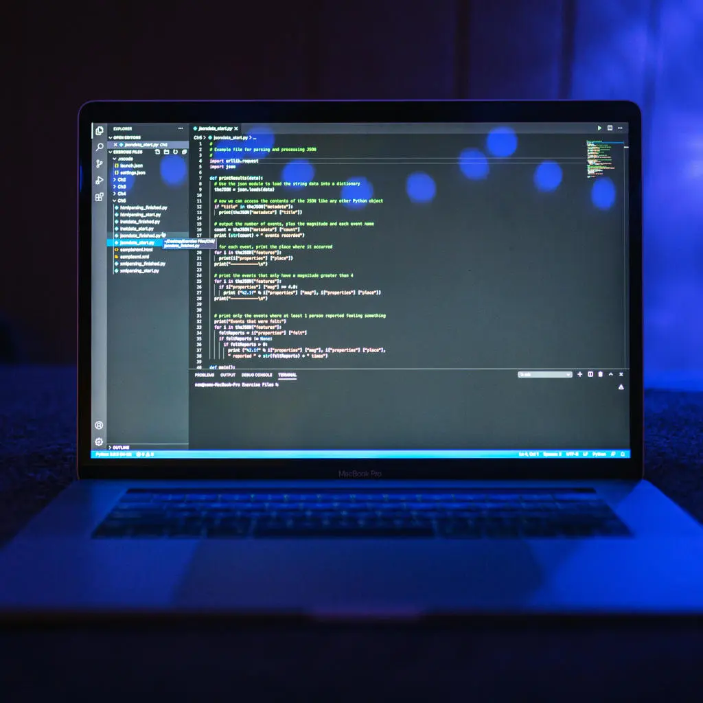Image d'illustration d'un projet de développement logiciel sur mesure : un code | programmation informatique avec des éléments visuels représentant l'innovation et la technologie.